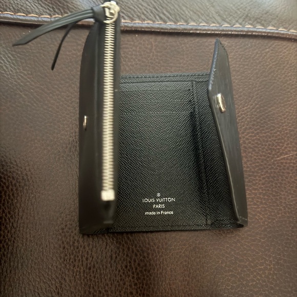 Authentic LV Epi Leather Wallet in excellent new condition. Used only once. - Picture 6 of 8